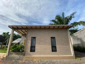 um pequeno edifício com um telhado em cima em Forest Guesthouse em Ban Don Muang