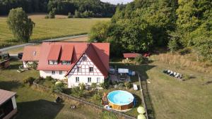 una vista aérea de una casa con piscina en Ferienwohnungen Wastl Fränkische Schweiz, en Hiltpoltstein