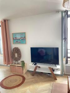 sala de estar con TV de pantalla plana grande en .Surfin' La Chaume., en La Chaume