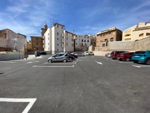 un estacionamiento con autos estacionados en una ciudad en Apartamento del Rosario, en Corella