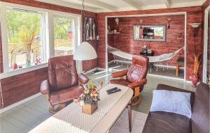 un soggiorno con tavolo e sedie in pelle di Amazing Home In Sortland With 3 Bedrooms And Wifi a Flesnes