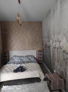Un dormitorio con una cama y una pared con pájaros. en Apartament na Wzgórzu Zielony, en Łańcut