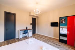 1 dormitorio con 1 cama extragrande y escritorio en Wine Rock Hotel, en Tiflis