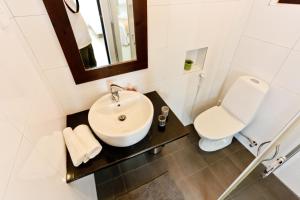 een badkamer met een wastafel en een toilet bij Maria Villa in Negombo