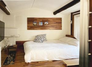a bedroom with a white bed and a window at Viva La Vida - Jongno Hanok Private House in Seoul