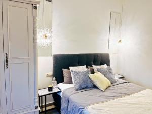 Postel nebo postele na pokoji v ubytování Cheerful Townhouse Center Sitges 5 bedrooms Pool and Terrace