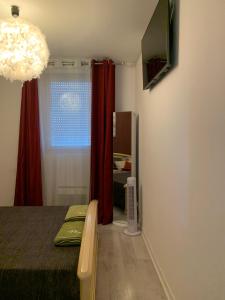 TV a/nebo společenská místnost v ubytování Comme à la maison - Chambre double chez habitant près de Toulouse
