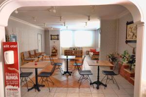 een restaurant met tafels en stoelen in een kamer bij Elit Otel in Antalya