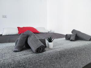 dwa łóżka z ręcznikami i doniczką na nich w obiekcie S&M Apartments "Casa Gemma" - Cimiano M2 w Mediolanie