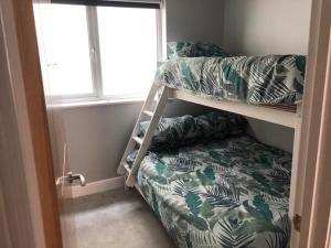 een stapelbed in een kamer met een stapelbed bij New ground floor 2 bed flat close to the beach in Southbourne