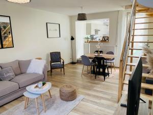 ein Wohnzimmer mit einem Sofa und einem Tisch in der Unterkunft Le Cocon des Hortillonnages d'Amiens in Camon