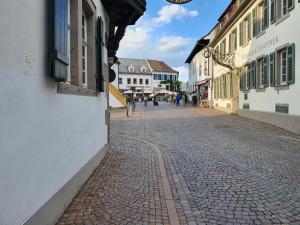 een geplaveide straat in een stad met gebouwen bij Townhouse 1 Deidesheim in Deidesheim