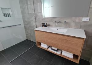 a bathroom with a sink and a shower at The Avenue Inn in Naracoorte