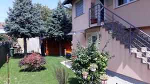 Vonkajšia záhrada v ubytovaní Apartman Motorcycle friendly Osijek