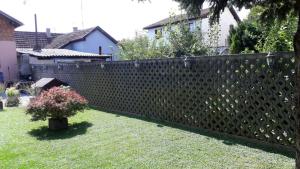 Vonkajšia záhrada v ubytovaní Apartman Motorcycle friendly Osijek