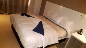 Ein Bett oder Betten in einem Zimmer der Unterkunft LEGENDS EXECUTIVE LODGE