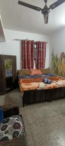 Postel nebo postele na pokoji v ubytování BlaBla House Rishikesh