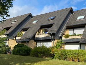 ein Haus mit schwarzem Dach in der Unterkunft Gipfel Lounge in Hahnenklee-Bockswiese