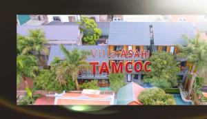 un bâtiment avec un panneau indiquant les villas ashkan tamroc dans l'établissement Asahi Villa Tam Coc, à Ninh Binh