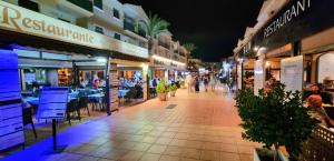 Zdjęcie z galerii obiektu Poolside 2 Bedroom 2 Bathroom Apt, Ultra Fast Wi-Fi & Terrace w mieście Los Alcázares