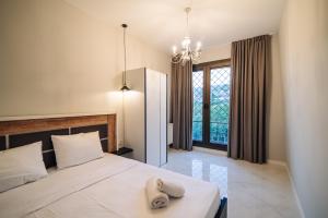 um quarto com uma cama com duas toalhas em Wine Rock Hotel em Tbilisi