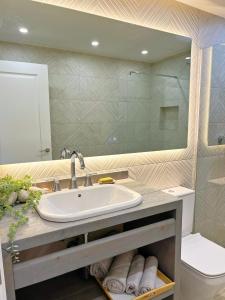 Koupelna v ubytování Cheerful Townhouse Center Sitges 5 bedrooms Pool and Terrace