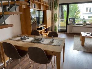 ein Esszimmer mit einem Holztisch und Stühlen in der Unterkunft Gipfel Lounge in Hahnenklee-Bockswiese