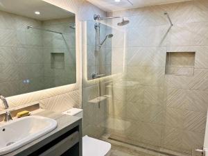 Koupelna v ubytování Cheerful Townhouse Center Sitges 5 bedrooms Pool and Terrace