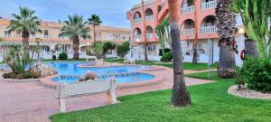 Zdjęcie z galerii obiektu Poolside 2 Bedroom 2 Bathroom Apt, Ultra Fast Wi-Fi & Terrace w mieście Los Alcázares