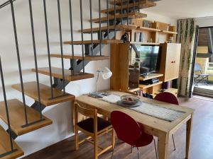 Zimmer mit einem Holztisch und einigen Regalen in der Unterkunft Gipfel Lounge in Hahnenklee-Bockswiese