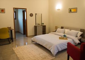 1 dormitorio con 2 camas y espejo en Hype Holiday Homes en Karachi