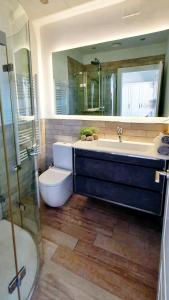 Koupelna v ubytování Cheerful Townhouse Center Sitges 5 bedrooms Pool and Terrace