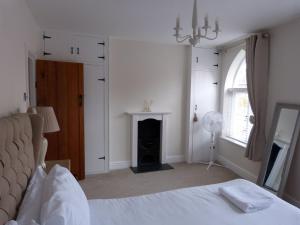 Postel nebo postele na pokoji v ubytování Cosy Detached 2 Bed Cottage in Tewkesbury Centre