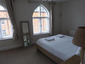 Tempat tidur dalam kamar di Cosy Detached 2 Bed Cottage in Tewkesbury Centre