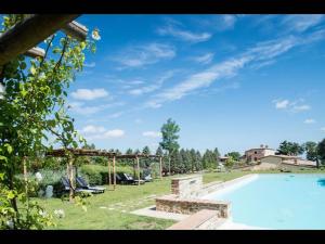 een groot zwembad in een tuin met bij Superior apartment with terrace in Petroio