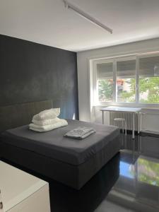 una camera con un letto con una parete nera di Big room Zurich Center a Zurigo