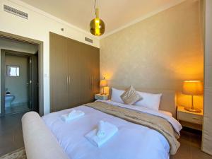 מיטה או מיטות בחדר ב-Modern Urban 3 bedroom apartment Dubai Creek Harbour