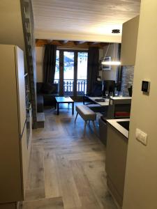 cocina y sala de estar con mesa en L'Aubépine 2 en Montalbert