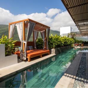 uma villa com uma cama e uma piscina em Le Mint Hotel Quy Nhơn em Quy Nhon