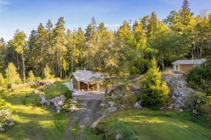 una vista aérea de una casa en el bosque en Nice holiday home in Julita, Katrineholm, en Julita