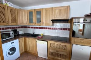 Η κουζίνα ή μικρή κουζίνα στο le signal 105 apartment in residence 50 meters from slopes 4-6 people
