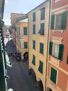 Blick auf eine Stadtstraße mit Gebäuden in der Unterkunft Appartamento Veneto by Vacanze in Chiavari in Chiavari