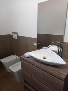 A bathroom at Mazzi House Garden