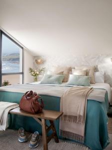 Postel nebo postele na pokoji v ubytování Wishome - Espectacular Villa con acceso privado a la playa de Oyambre