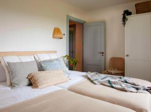 Postel nebo postele na pokoji v ubytování Wishome - Espectacular Villa con acceso privado a la playa de Oyambre
