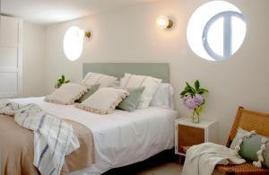 Postel nebo postele na pokoji v ubytování Wishome - Espectacular Villa con acceso privado a la playa de Oyambre