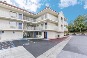 un gran edificio de apartamentos con aparcamiento en Motel 6-Watsonville, CA - Monterey Area, en Watsonville