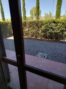 una puerta abierta con vistas a la entrada en Casa nel Borgo, en Montemerano