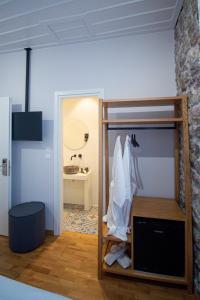 a room with a bathroom with a sink and a mirror at Porto Enetiko in Nafpaktos