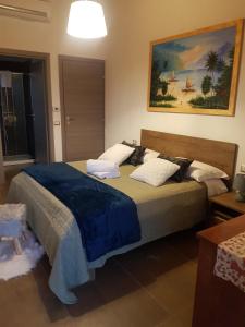 A bed or beds in a room at Mazzi House Garden